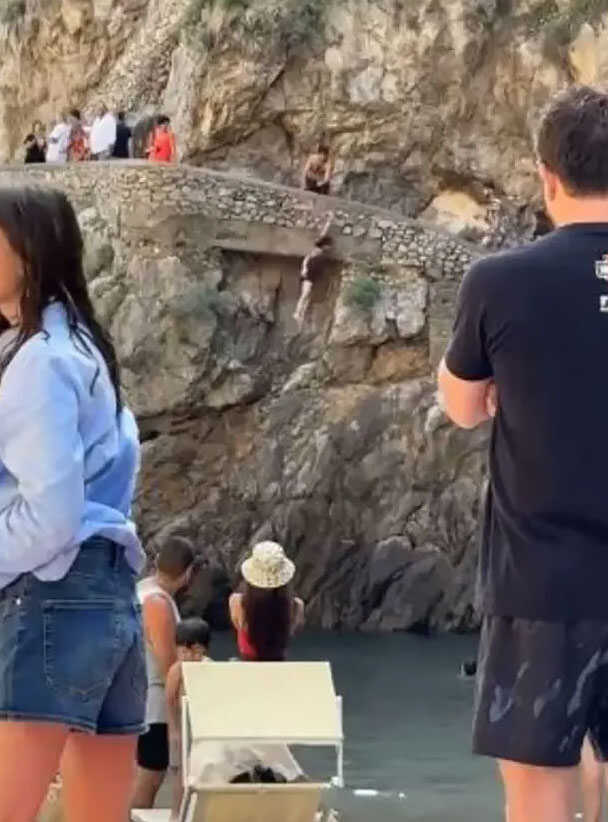 İtalya'da kadın uçurumdan atlamak istedi, kayalıklara çarptı