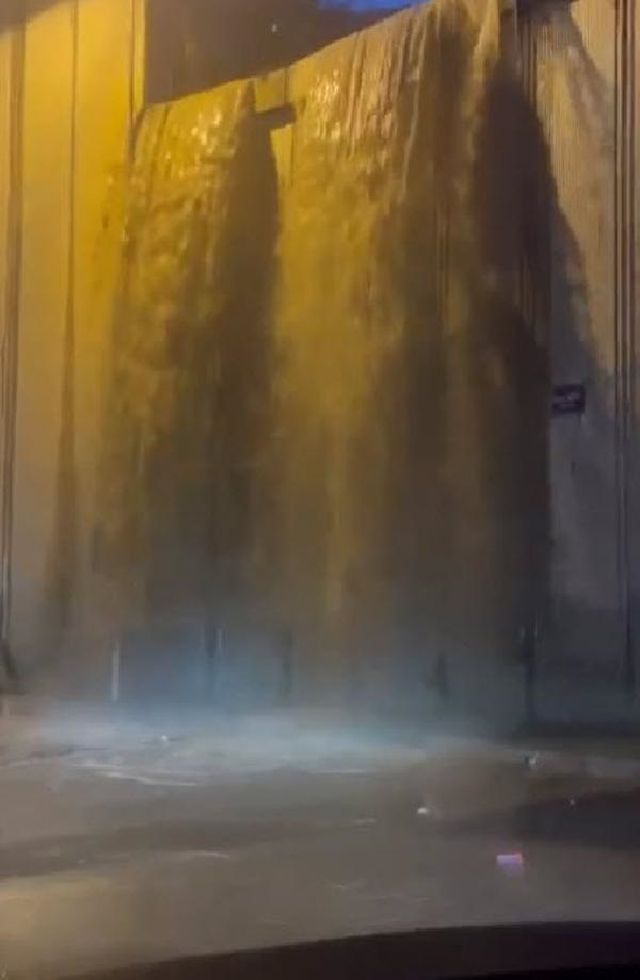 İzmir''''de sağanak yağış hayatı felç etti! Araçlar suya gömüldü İzmir''''de sağanak yağış hayatı felç etti! Araçlar suya gömüldü