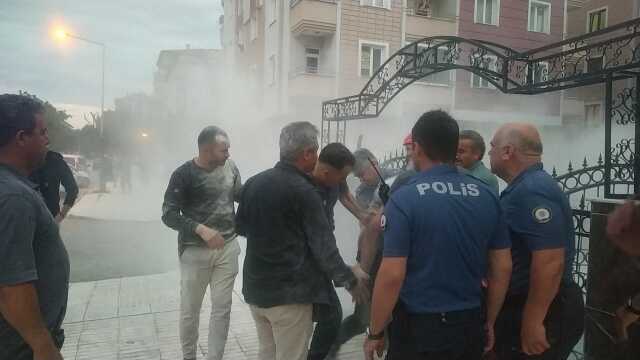 Kendini yakmaya çalışan şahsı polis kurtardı Kendini yakmaya çalışan şahsı polis kurtardı