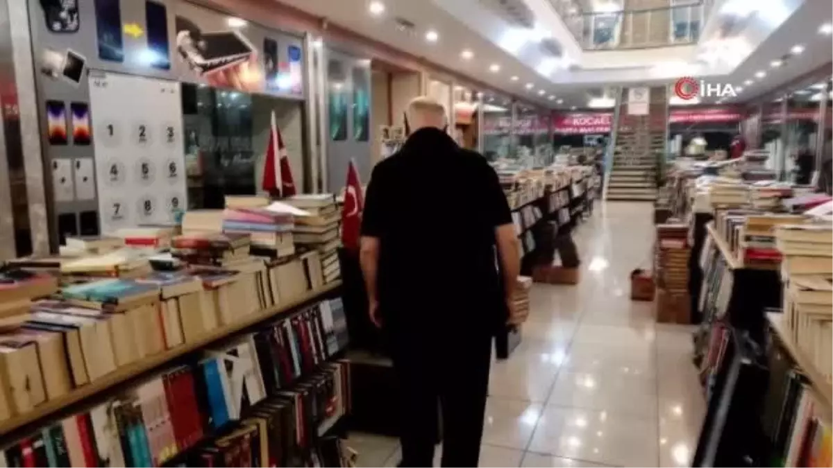 Kitapların arasında kalmış hatıralar bu bavulda saklanıyor