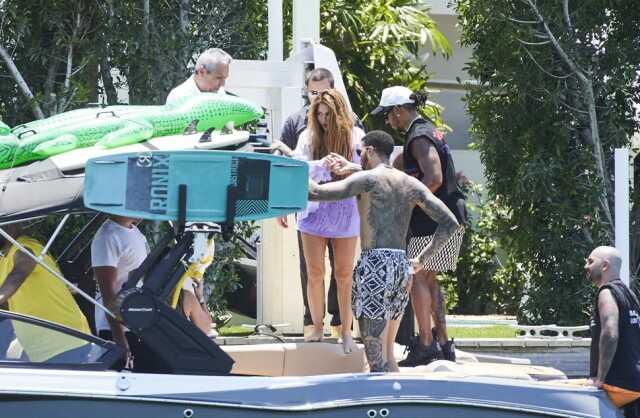 Lewis Hamilton'la aşk yaşayan Shakira'dan ilginç iddia: Artık beyaz tenli erkek istemiyor Lewis Hamilton'la aşk yaşayan Shakira'dan ilginç iddia: Artık beyaz tenli erkek istemiyor