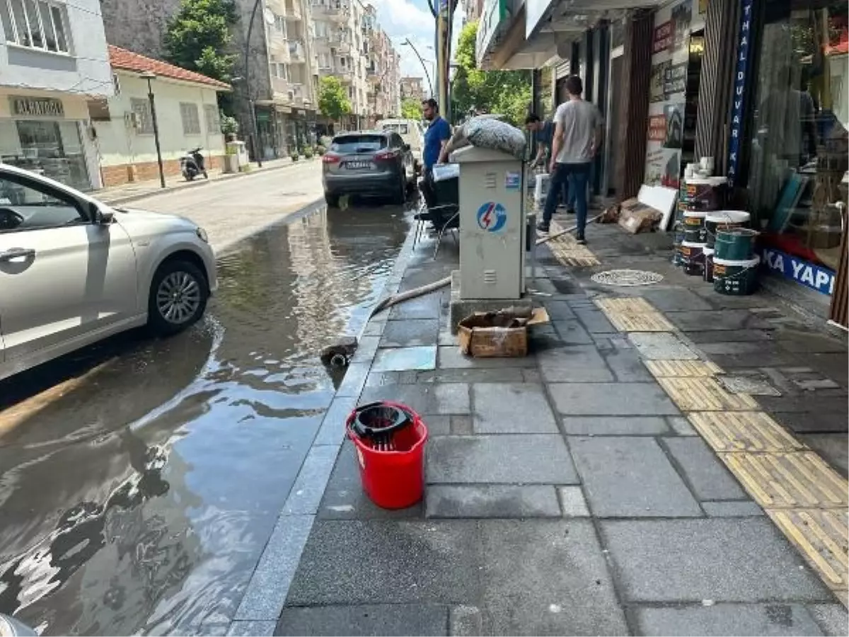 Akhisar'da sağanak 223 ev ve iş yeri ile hastaneyi su bastı