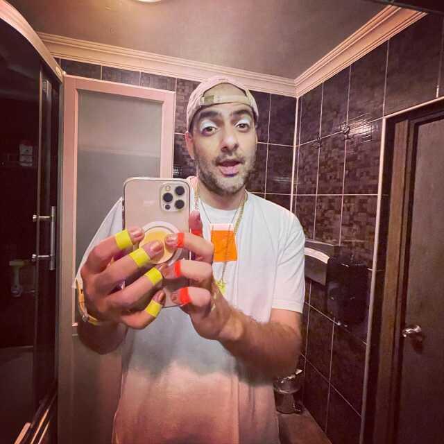 Oyuncu Bartu Küçükçağlayan oje sürdü Oyuncu Bartu Küçükçağlayan oje sürdü