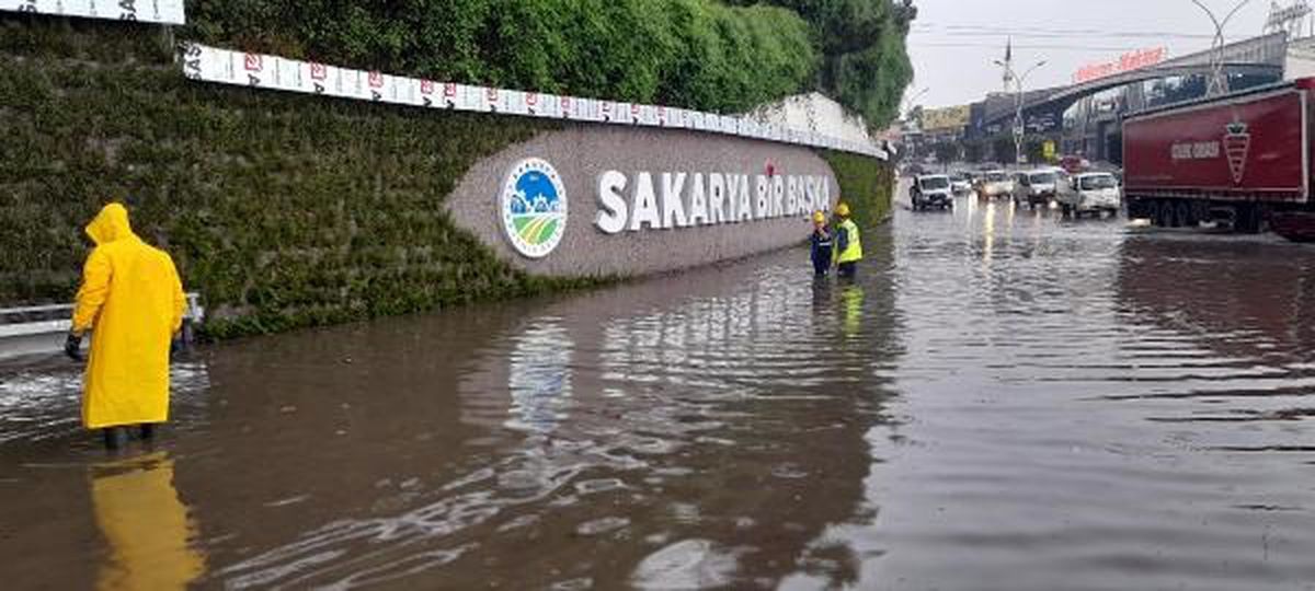 Sakarya'da sağanak yağış sonrası yolları su bastı