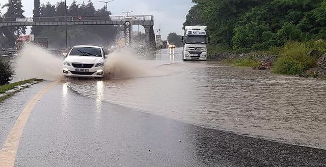 Sakarya''''da sağanak yağış sonrası yolları su bastı