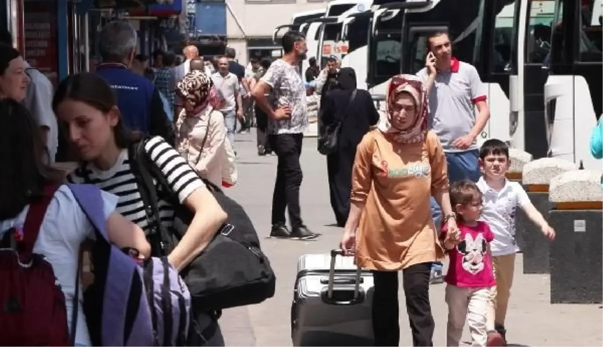 Bayramda otogarda yoğunluk: Bilet bulmakta zorlanıyorlar