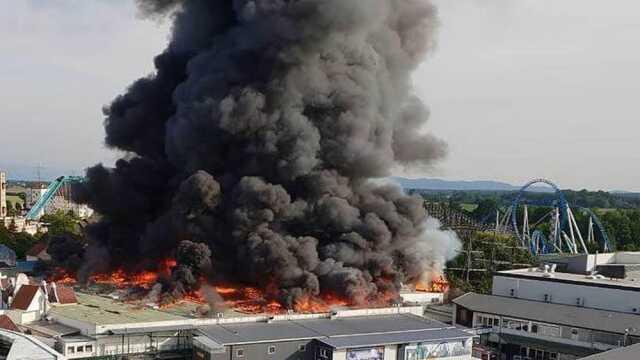 Almanya'nın en büyük eğlence parkında yangın çıktı, 25 bin kişi tahliye edildi Almanya'nın en büyük eğlence parkında yangın çıktı, 25 bin kişi tahliye edildi