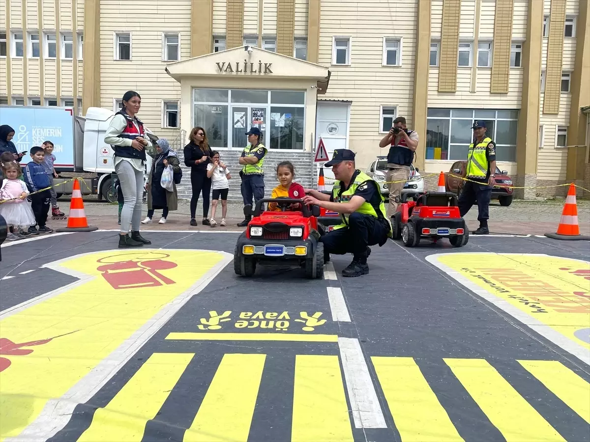 Ardahan'da Jandarma Mobil Eğitim Tırı ile Vatandaşlara Trafik Eğitimi Verildi