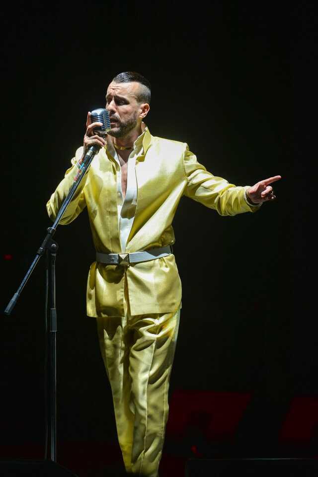 Cem Adrian konserine büyük ilgi! Yağmur bile hayranlarını durduramadı Cem Adrian konserine büyük ilgi! Yağmur bile hayranlarını durduramadı