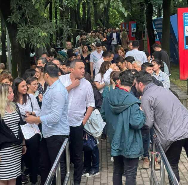 Cem Adrian konserine büyük ilgi! Yağmur bile hayranlarını durduramadı Cem Adrian konserine büyük ilgi! Yağmur bile hayranlarını durduramadı