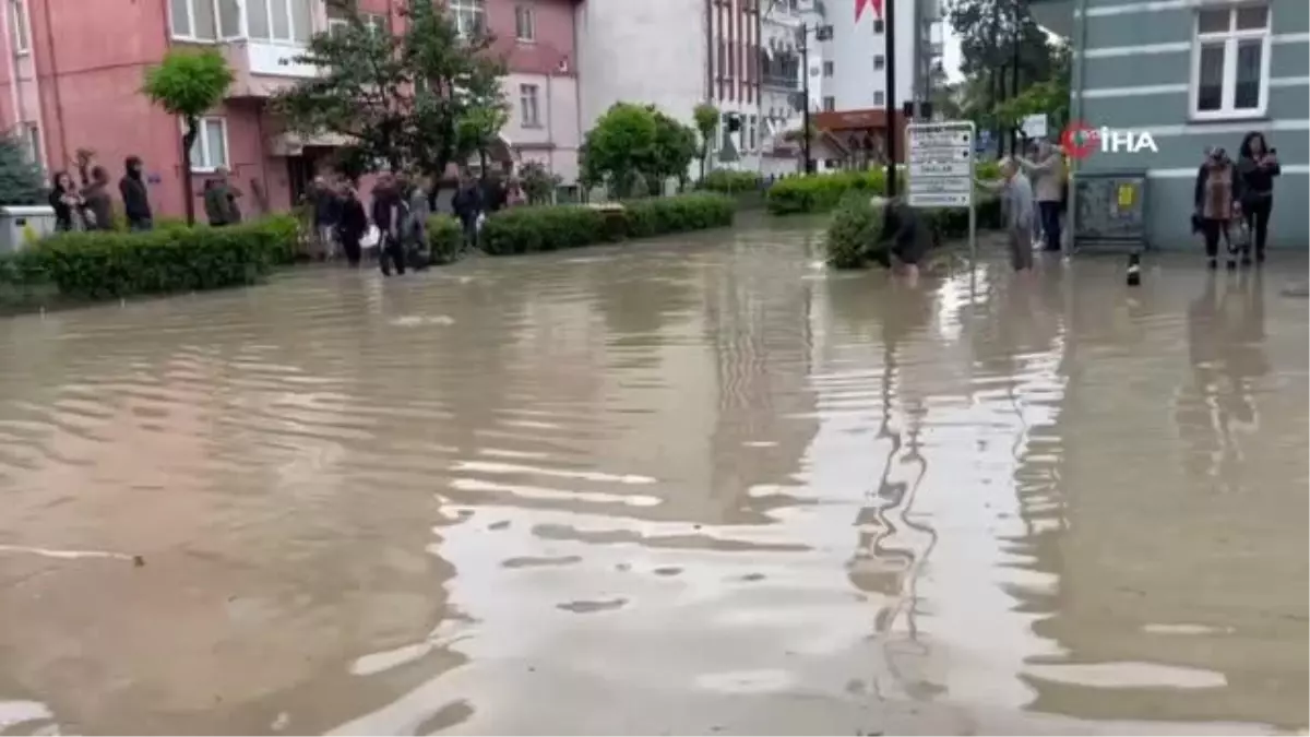 Dere taştı, turizm kenti Amasra sular altında kaldı