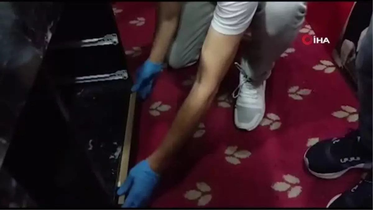 Diyarbakır'da eğlence mekanında çok sayıda silah ele geçirildi