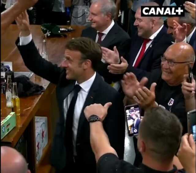 Fransa Cumhurbaşkanı Macron, bir bira şişesini tüketmesiyle 'toksik erkeklik' suçlamalarıyla karşı karşıya kaldı Fransa Cumhurbaşkanı Macron, bir bira şişesini tüketmesiyle 'toksik erkeklik' suçlamalarıyla karşı karşıya kaldı