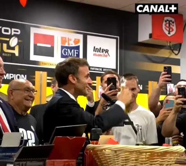 Fransa Cumhurbaşkanı Macron, bir bira şişesini tüketmesiyle 'toksik erkeklik' suçlamalarıyla karşı karşıya kaldı Fransa Cumhurbaşkanı Macron, bir bira şişesini tüketmesiyle 'toksik erkeklik' suçlamalarıyla karşı karşıya kaldı