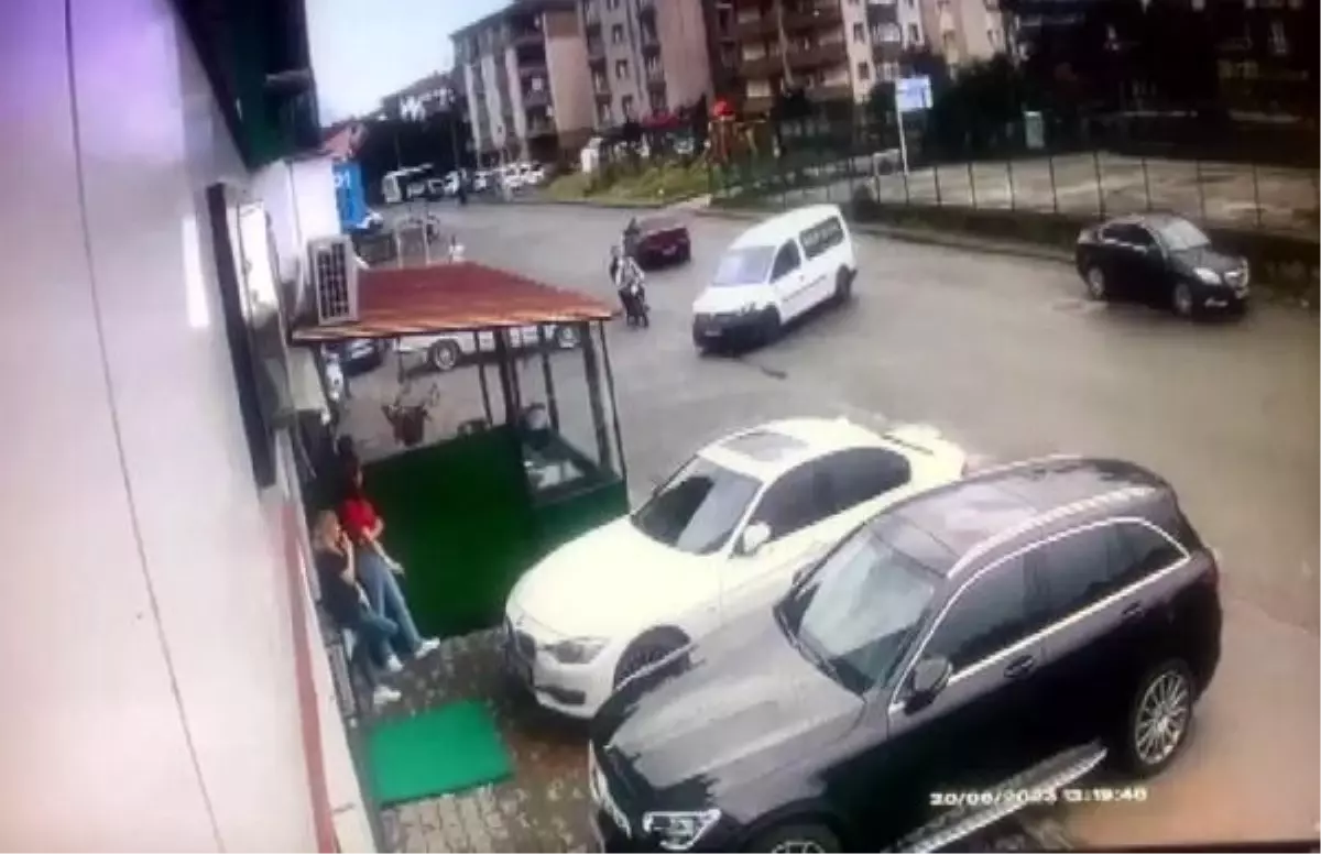 Ereğli'de Motosiklet ile Hafif Ticari Araç Çarpıştı: 2 Yaralı