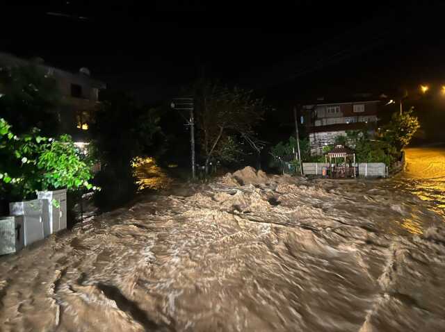 Hendek'te Şiddetli Sağanak Yağış hayatı olumsuz etkiliyor