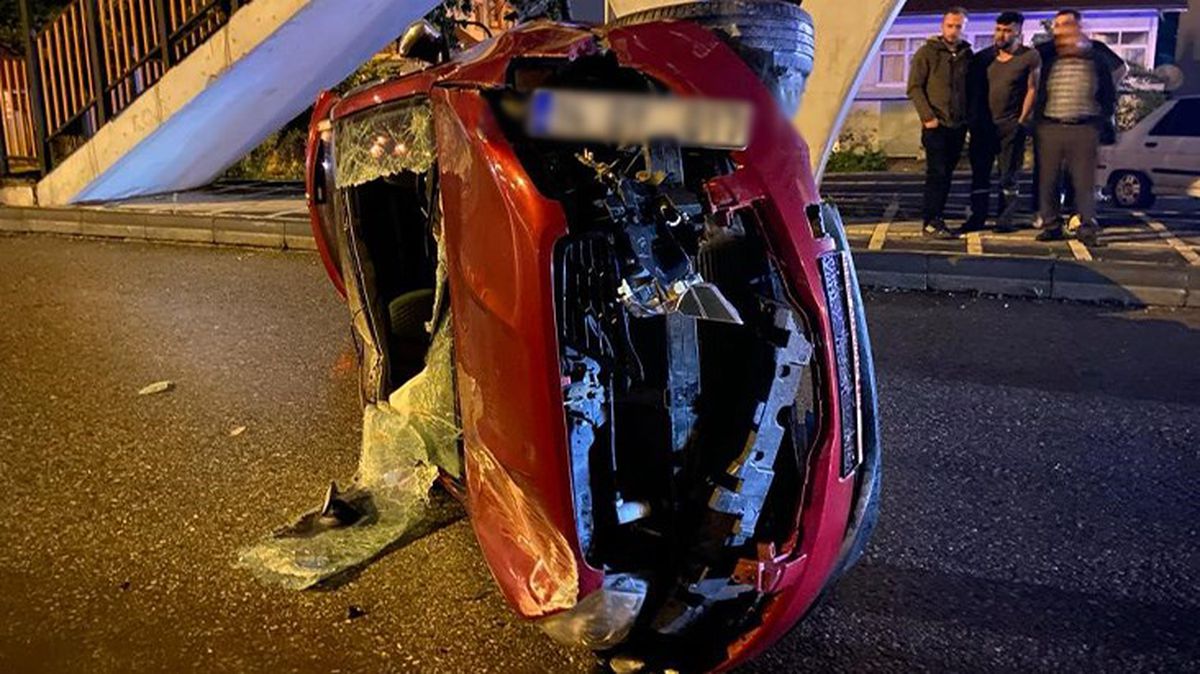 Hurdaya dönen otomobilin sürücüsü olay yerinden kaçtı