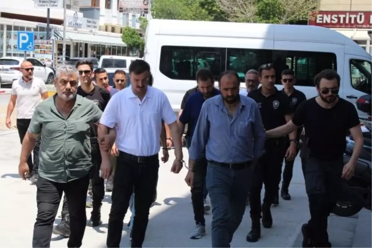 Kuşadası'nda İnşaat İşçileri Arasında Kavga: 1 Polis, 7 Kişi Yaralandı
