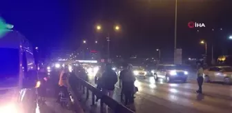 Kadıköy'de Kontrolden Çıkan Otomobil Bariyere Saplandı