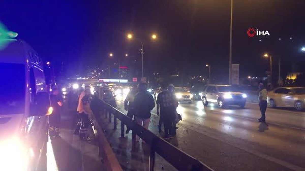 Kadıköy'de Kontrolden Çıkan Otomobil Bariyere Saplandı