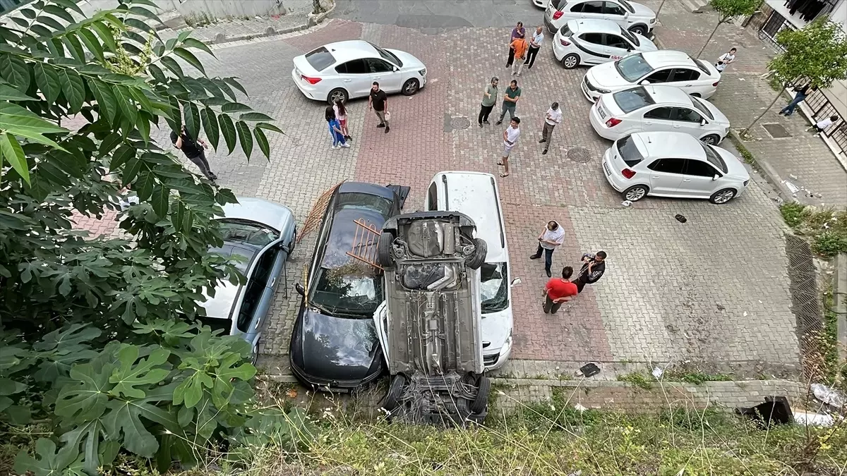 Kağıthane'de Otomobil Korkulukları Aşıp Yola Düştü: 2 Yaralı