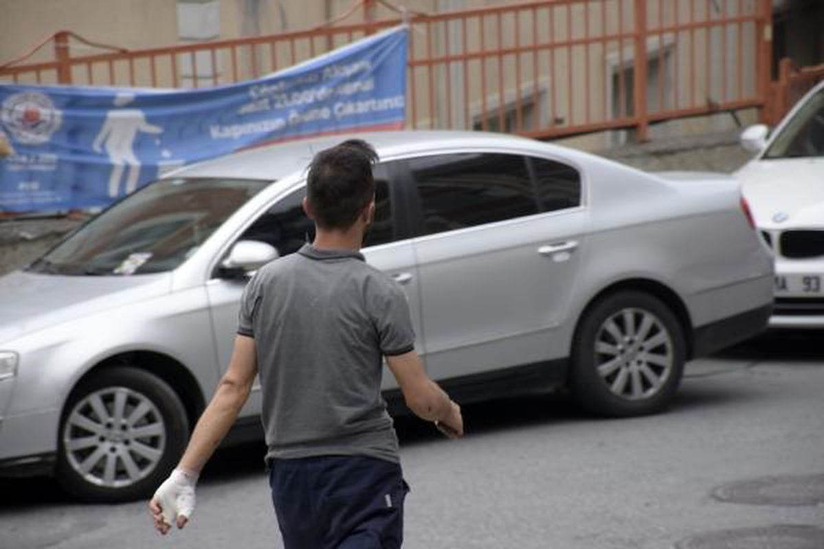 Kağıthane'de direksiyon dersi kazası: 8 metre yükseklikten park halindeki otomobillere uçtu