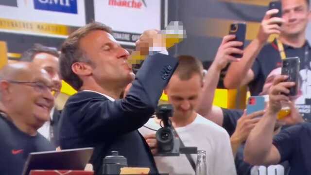 Macron, alkol şişesini 17 saniyede tüketmesiyle 'toksik erkeklik' suçlamalarıyla karşı karşıya kaldı Macron, alkol şişesini 17 saniyede tüketmesiyle 'toksik erkeklik' suçlamalarıyla karşı karşıya kaldı