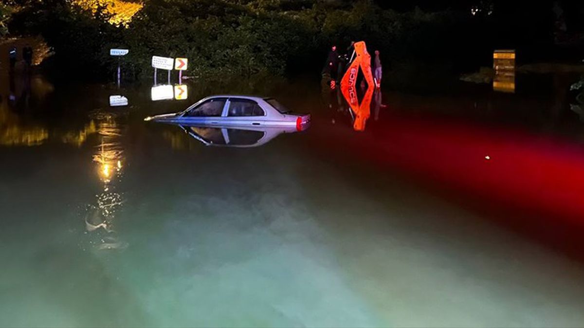 Sakarya'da şiddetli yağış, cadde ve sokakları göle çevirdi