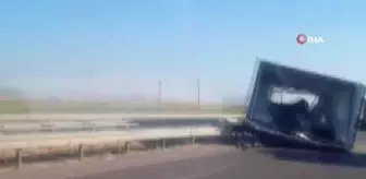 Şiddetli rüzgar tırda yüklü konteyneri uçurdu