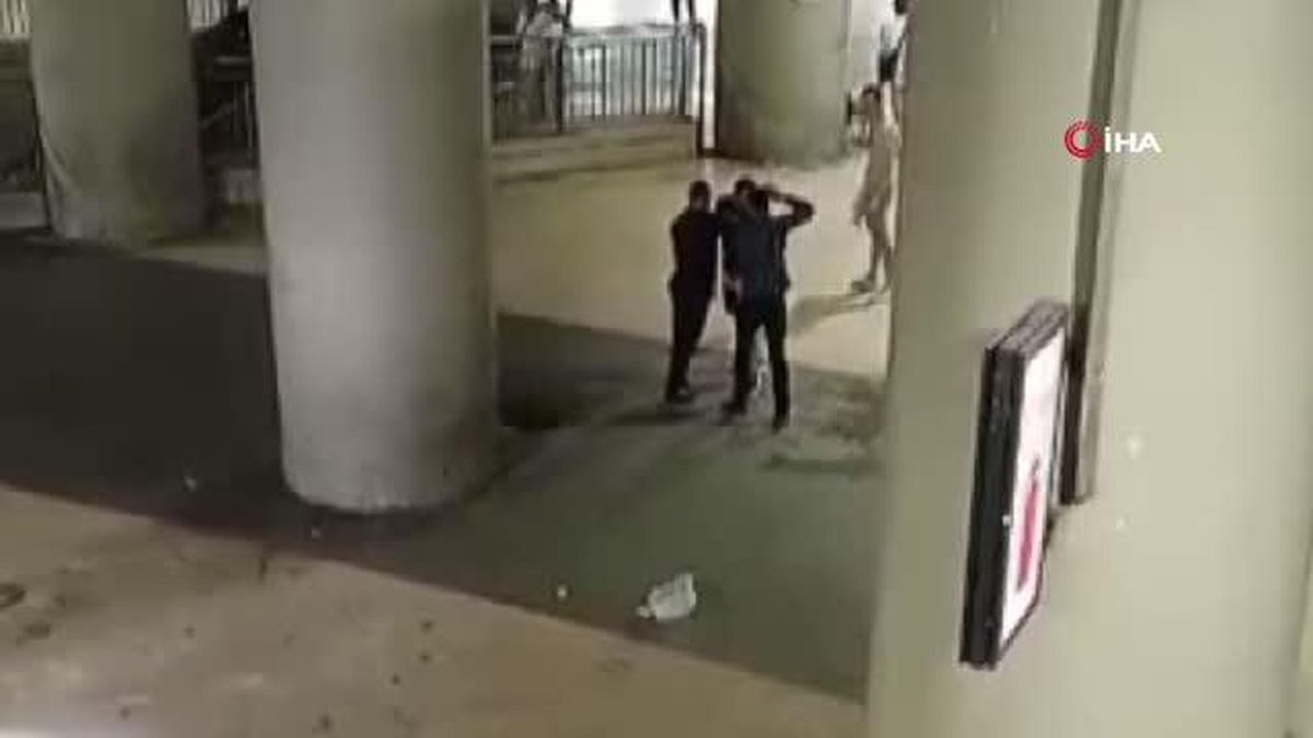Taksim'de 4 kişi saldırdıkları şahsın parasını ve telefonunu gasp etti: O anlar kamerada