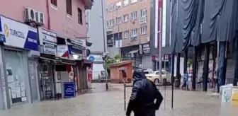 Çaycuma'da Kuvvetli Yağmur Sonrası Sokaklar Suyla Doldu