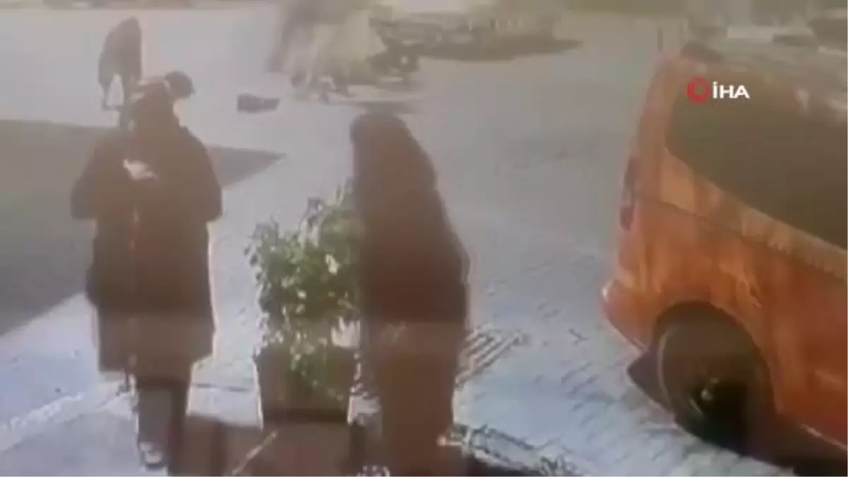 Akülü bisiklet ile otomobil çarpıştı: 2 kız kardeş yaralandı