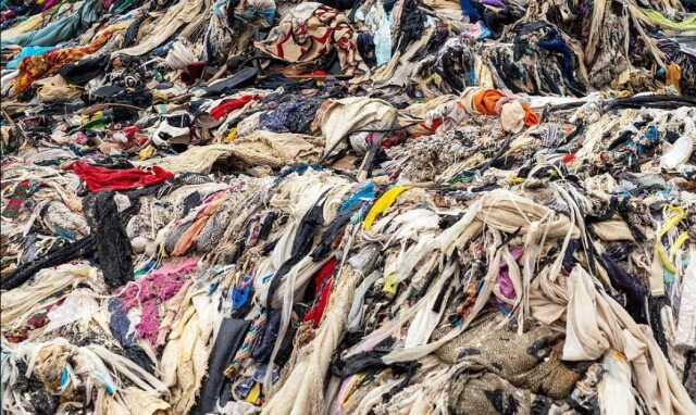 Büyük giysi markalarının Afrika'ya yolladığı kullanılmış giysiler ciddi ekonomik ve çere sorunlarına yol açıyor