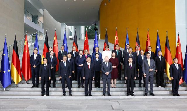 Çin Başbakanı Li'nin Almanya Resmi Ziyaretinden Satır Başları Çin Başbakanı Li'nin Almanya Resmi Ziyaretinden Satır Başları