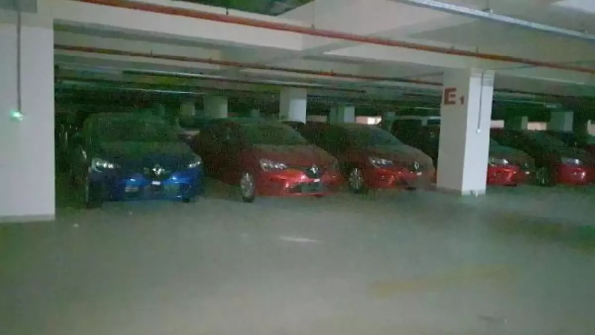 Diyarbakır Havalimanı'nda Stokçuluk İddiası: Plakasız Sıfır Otomobiller Otoparkta