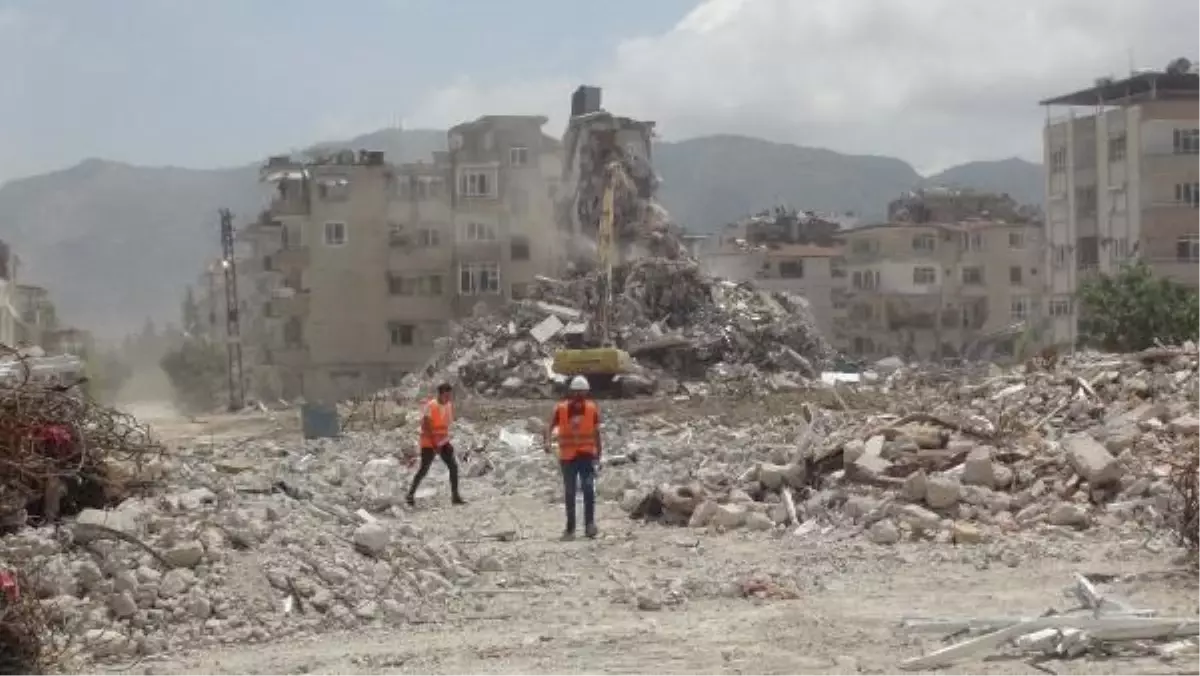 Hatay'da Deprem Sonrası Ağır Hasarlı Binalar Yıkılıyor