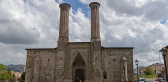 İslam alimi İbrahim Hakkı'nın çalışmaları Erzurum'da ziyaretçilere aktarılıyor