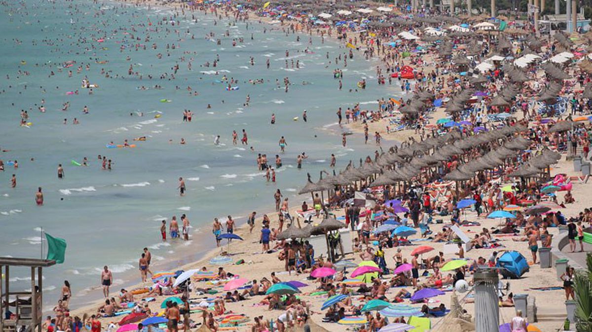İngiliz turistler tatil beldesi Arenal'ı savaş alanına çevirdi! Evlerin bahçesine tuvaletlerini yapıyorlar