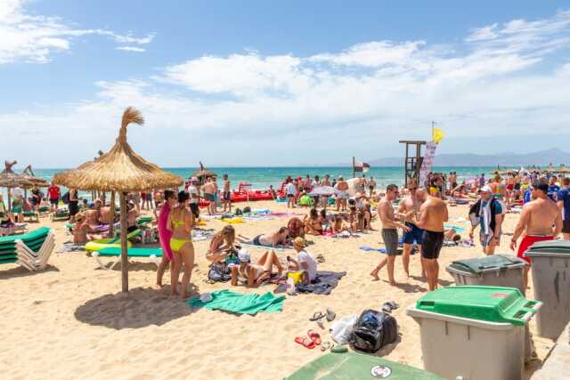İngiliz turistler tatil beldesini savaş alanına çevirdi! Evlerin bahçesine tuvaletlerini yapıyorlar