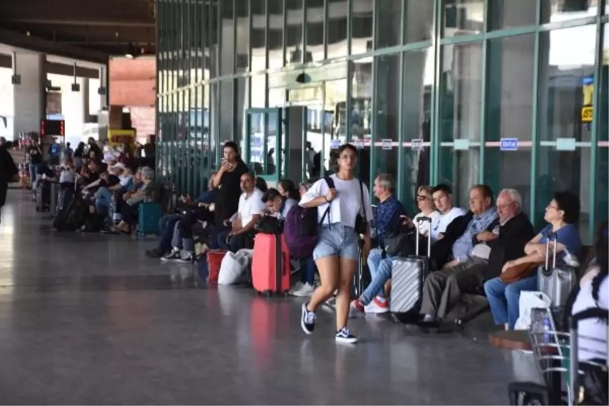 İzmir Otogarı'nda Kurban Bayramı öncesi yoğunluk