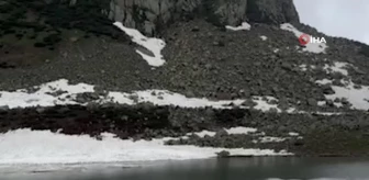 Kaçkar Dağları eteklerindeki buz tutmuş göle girerek yüzdü
