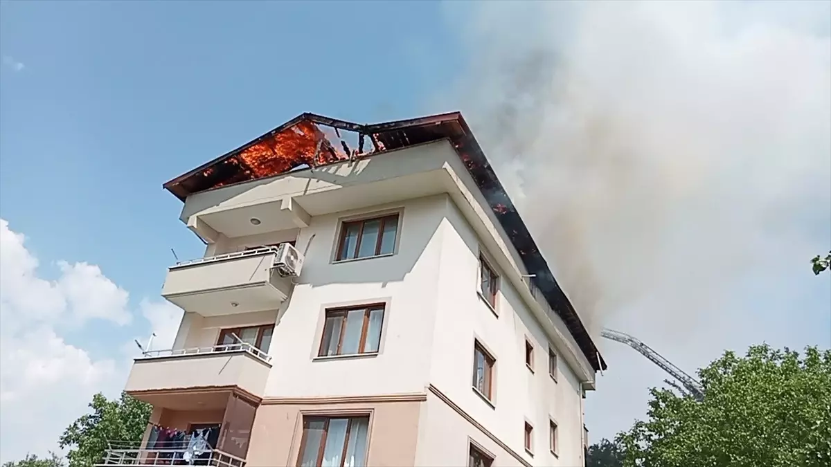 Gölcük'te 4 Katlı Binanın Çatısında Yangın