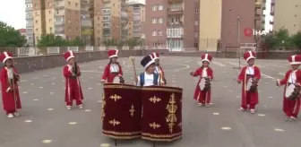 Minik mehteranlar ata geleneğini yaşatıyor