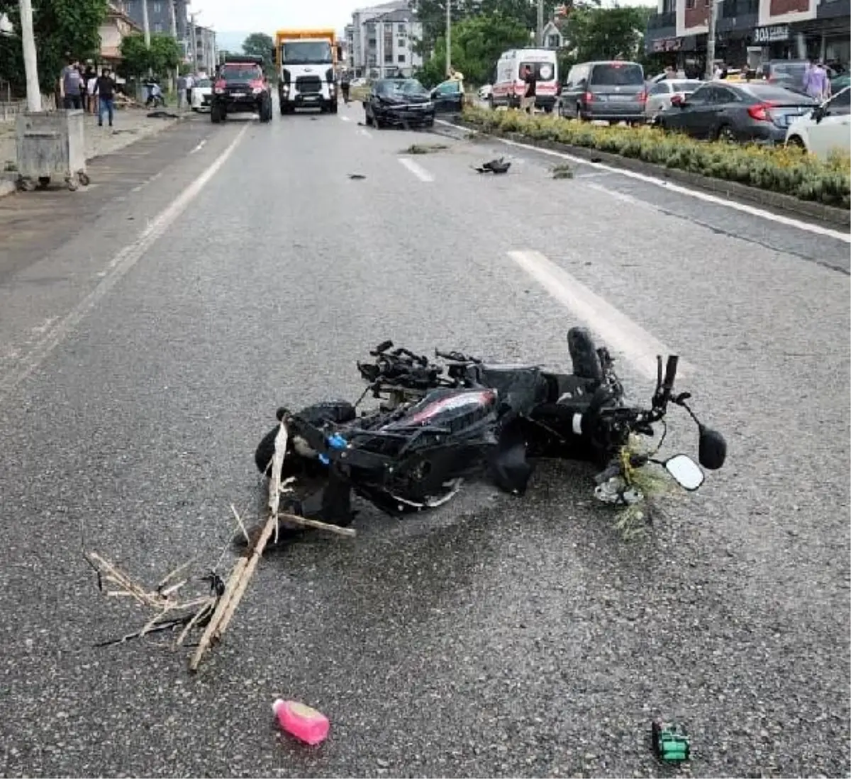 Elektrikli motosiklet ile otomobil çarpıştı: 1 ölü