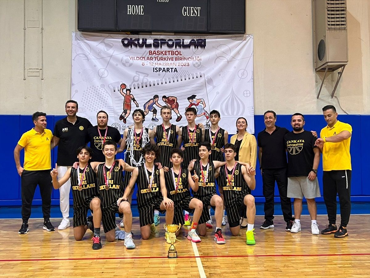 Özel Arı Yıldız Erkek Basketbol Takımı Okul Sporları Şampiyonu