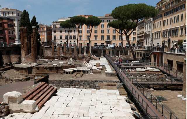 Roma'da Julio Sezar'ın öldürüldüğü meydan halka açıldı Roma'da Julio Sezar'ın öldürüldüğü meydan halka açıldı