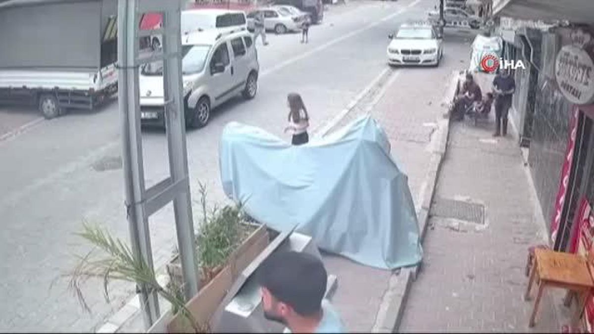 Sokakta koşan küçük kıza araba çarptı... O anlar kamerada