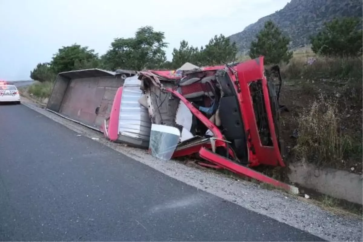 Denizli'de TIR ile otobüs çarpıştı: 2 ölü, 6 yaralı