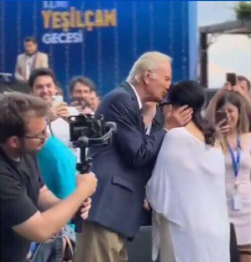 Yeşilçam'ın iki usta oyuncusu Türkan Şoray ile Ediz Hun karşılıklı dans etti Yeşilçam'ın iki usta oyuncusu Türkan Şoray ile Ediz Hun karşılıklı dans etti