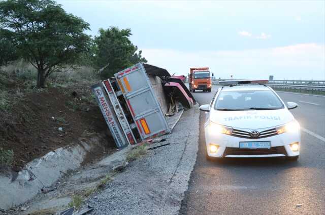 Yolcu otobüsü, ters yönden giden tırla çarpıştı: 2 ölü, 6 yaralı